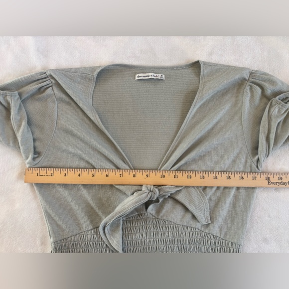 Abercrombie & Fitch Smocked Waist Tie-Front Puff Sleeve Top - Grey Size M - Picture 5 of 9